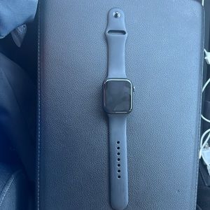 SE 44mm 32.0 GB Space Gray Aluminum Black Band with charger